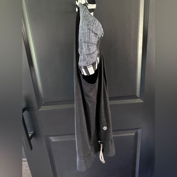 Lululemon Restless Run Tank Top Black White Stripe Built in Bra Sinch Waist Sz 6 - Picture 5 of 11